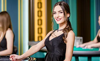 Đội tuyển e-sports đang thi đấu trên sân khấu lớn